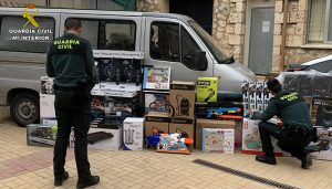 La Guardia Civil sorprende a tres personas desvalijando un camión en el polígono Gran Europa de Torija
