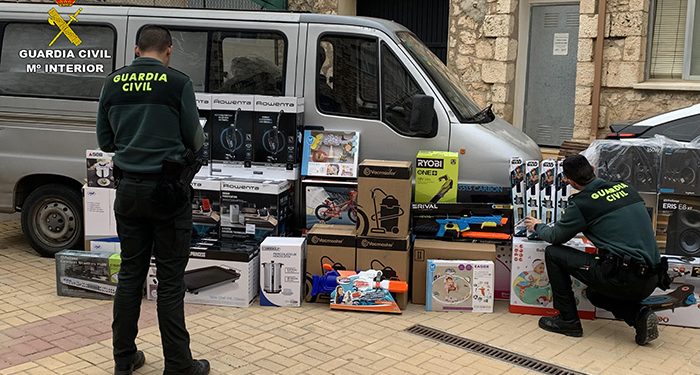 La Guardia Civil sorprende a tres personas desvalijando un camión en el polígono Gran Europa de Torija