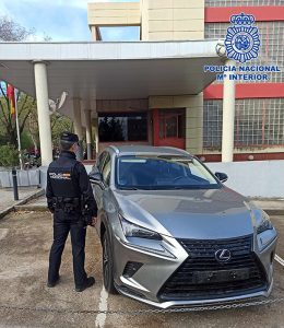 La Policía Nacional detiene al conductor de un vehículo robado que circulaba por la N-II con placas de matrícula falsas