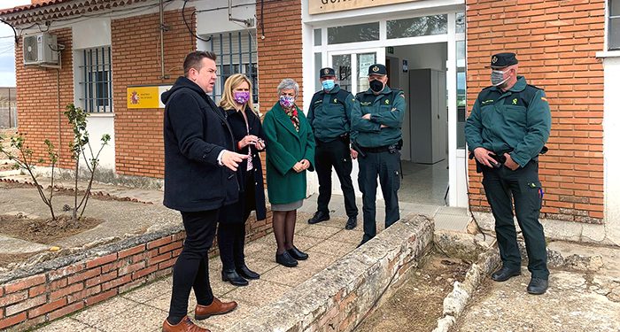 La subdelegada del Gobierno en Cuenca visita el puesto de la Guardia Civil de Almodóvar del Pinar