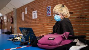 La UCLM recomienda que se mantenga el uso de la mascarilla en aulas, laboratorios y salas de reuniones