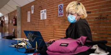 La UCLM recomienda que se mantenga el uso de la mascarilla en aulas, laboratorios y salas de reuniones