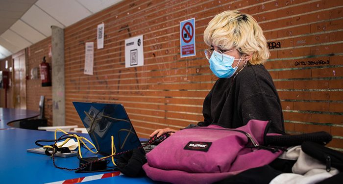 La UCLM recomienda que se mantenga el uso de la mascarilla en aulas, laboratorios y salas de reuniones