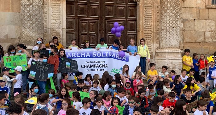 la xxiii marcha solidaria de maristas llena la calle mayor y el centro de guadalajara en favor de la solidaridad la accion por el clima y la energia asequible