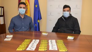 Los taxistas conquenses ya disponen de 20.000 tarjetas de contacto con la imagen del MUPA