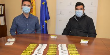 Los taxistas conquenses ya disponen de 20.000 tarjetas de contacto con la imagen del MUPA