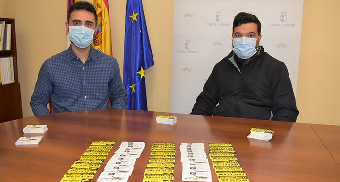 Los taxistas conquenses ya disponen de 20.000 tarjetas de contacto con la imagen del MUPA