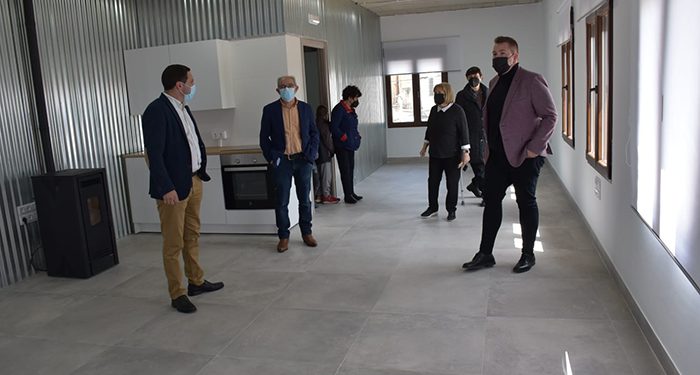 Martínez Chana inaugura la rehabilitación del Centro Social de Almodóvar del Pinar que servirá para acoger las actividades municipales
