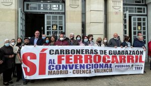 Más de medio centenar de vecinos de Carboneras viaja a Aranjuez para unirse a otra manifestación contra el cierre del tren