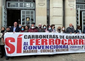 Más de medio centenar de vecinos de Carboneras viaja a Aranjuez para unirse a otra manifestación contra el cierre del tren