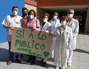 Miembros de la Plataforma de la Sanidad de Guadalajara recogen firmas para “blindar” la Sanidad Pública