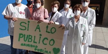 Miembros de la Plataforma de la Sanidad de Guadalajara recogen firmas para “blindar” la Sanidad Pública