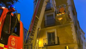 Revisión de cornisas, arreglos en el acerado y calzadas e instalación de señalética los servicios municipales preparan la Semana Santa en Cuenca