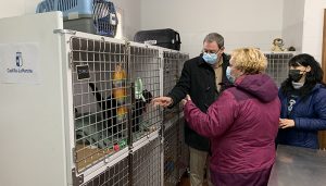 Robles reconoce la labor de la Asociación Protectora ´La Camada´ en la atención y recuperación de animales abandonados