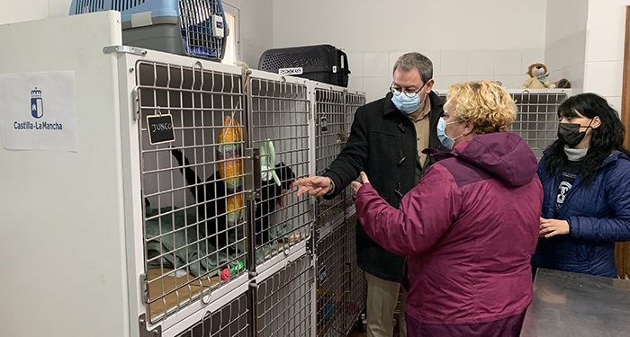 Robles reconoce la labor de la Asociación Protectora ´La Camada´ en la atención y recuperación de animales abandonados