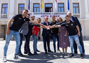 Rojo recibe en el Ayuntamiento a representantes del CD Guadalajara, días antes de la “gran celebración” del ascenso
