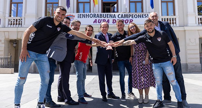 Rojo recibe en el Ayuntamiento a representantes del CD Guadalajara, días antes de la “gran celebración” del ascenso 1 Rojo recibe en el Ayuntamiento a representantes del CD Guadalajara, días antes de la “gran celebración” del ascenso