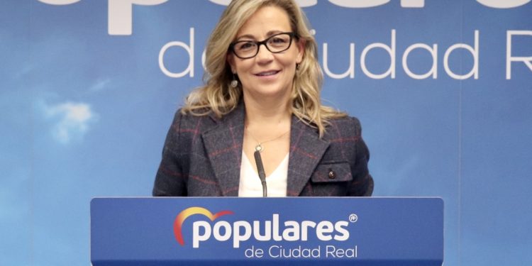 Merino anuncia una iniciativa en las Cortes en defensa del vino de Castilla-La Mancha 1 rueda de prensa de lola merino 5