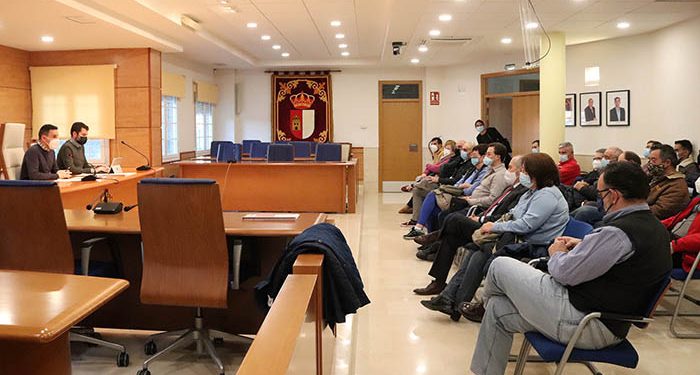 Salinas pide «confianza» en el Ayuntamiento a los vecinos afectados por el parque solar «Centauro» 1 Salinas pide «confianza» en el Ayuntamiento a los vecinos afectados por el parque solar «Centauro»