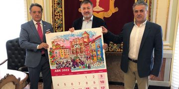 Soliss hace entrega al alcalde de la imagen de su calendario 2022 que muestra a Cuenca y su Semana Santa en el mes de abril