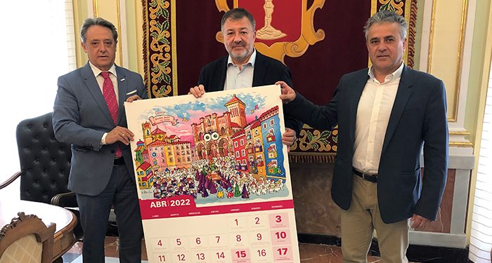 Soliss hace entrega al alcalde de la imagen de su calendario 2022 que muestra a Cuenca y su Semana Santa en el mes de abril