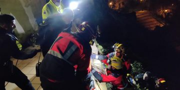 Trasladado al hospital un hombre tras caer desde el balcón de su casa a la ladera de la Hoz del Júcar