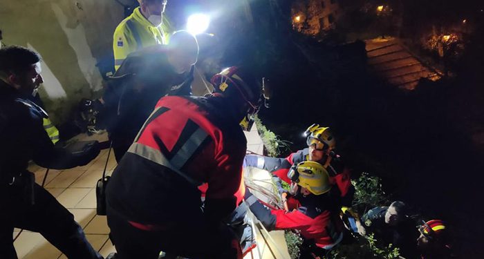 Trasladado al hospital un hombre tras caer desde el balcón de su casa a la ladera de la Hoz del Júcar