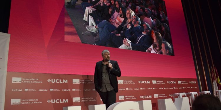 El ingenio de Raúl Cimas brilla en el evento ‘UCLM Abierta’, que ha mostrado la universidad a la sociedad 1 El ingenio de Raúl Cimas brilla en el evento ‘UCLM Abierta’, que ha mostrado la universidad a la sociedad