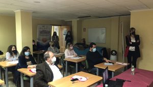 Una quincena de asistentes participan en la jornada sobre mujer rural y emprendimiento en Iniesta