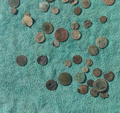 Vendía por internet 50 monedas romanas por 120 euros: la Guardia Civil de Cuenca le investiga por un delito contra el patrimonio 1 Vendía por internet 50 monedas romanas por 120 euros la Guardia Civil de Cuenca le investiga por un delito contra el patrimonio