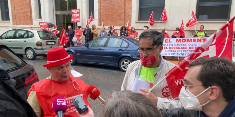 Delegados y delegadas de CCOO y UGT se encierran en la sede de Correos de Cuenca capital bajo el lema “SALVEMOS CORREOS” 1 whatsapp image 2022 04 28 at 122245 pm
