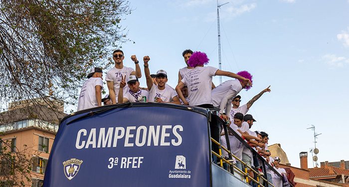 Guadalajara celebra en la calle el histórico ascenso del Dépor