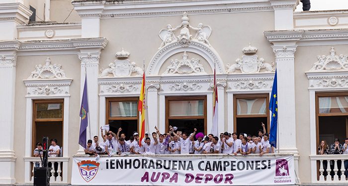Guadalajara celebra en la calle el histórico ascenso del Dépor