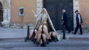 Abogados Cristianos se querella contra las feministas que hicieron una performance semidesnudas frente a la Catedral de Cuenca