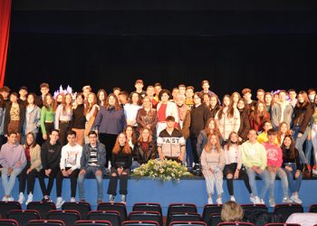 Ana Muela y Manuel Vilas transmiten la importancia de la lectura a los adolescentes en un encuentro en San Clemente Ana Muela y Manuel Vilas transmiten la importancia de la lectura a los adolescentes en un encuentro en San Clemente