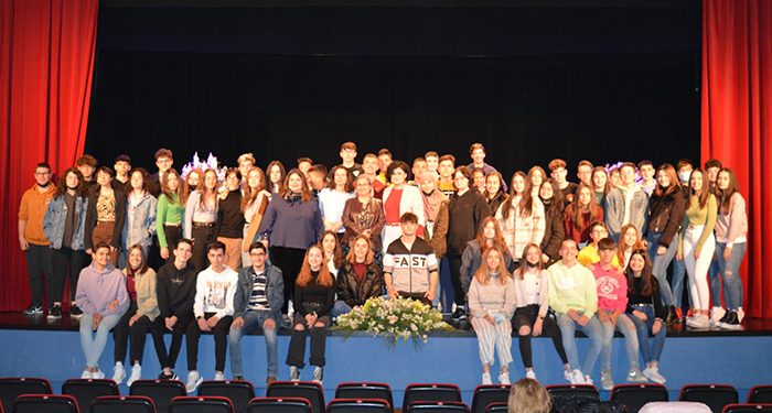 ana muela y manuel vilas transmiten la importancia de la lectura a los adolescentes en un encuentro en san clemente 1