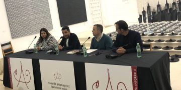 Carlos del Amor debate con los lectores sobre el “peculiar” universo, “a caballo entre la ficción y la realidad” que ofrece en ‘Emocionarte’