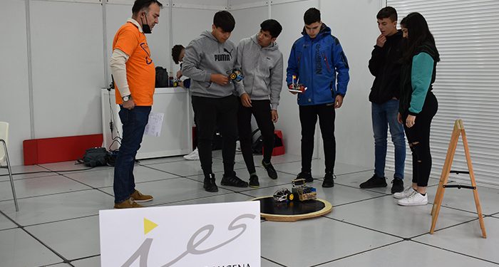 Cerca de una veintena de centros educativos muestran desde hoy y hasta mañana diferentes actividades y experimentos científicos en la Feria Escolar de la Ciencia de Guadalajara