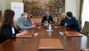 Diputación de Guadalajara y CaixaBank firman el contrato para instalar cajeros automáticos en 33 pueblos