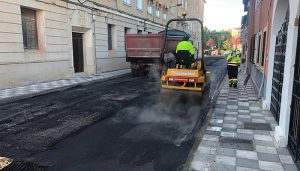 El Ayuntamiento de Cuenca adjudica un contrato para mantenimiento urbano por 1,2 millones de euros para bacheado, asfaltado y reposición de baldosas
