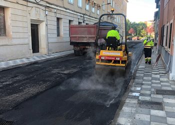 El Ayuntamiento de Cuenca adjudica un contrato para mantenimiento urbano por 1,2 millones de euros para bacheado, asfaltado y reposición de baldosas