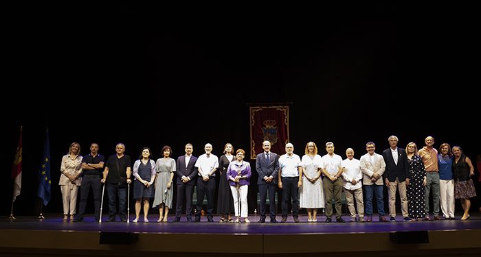 El Ayuntamiento de Guadalajara concede 20 condecoraciones al personal municial jubilado