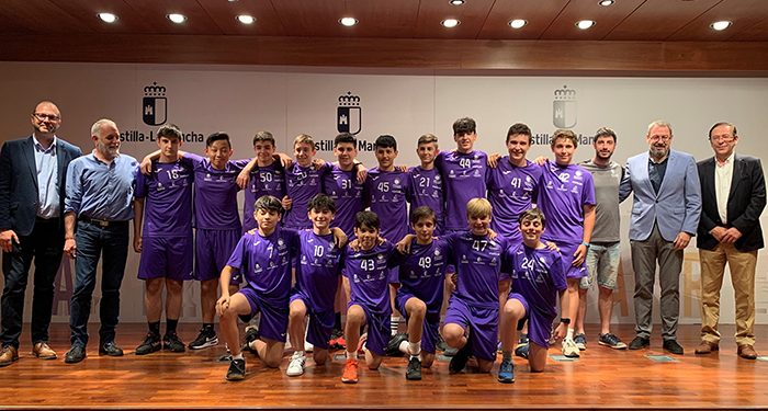 El delegado de la Junta y el de Deportes reciben a los equipos infantiles del Basket Guadalajara y BM Guadalajara, nuevos campeones regionales