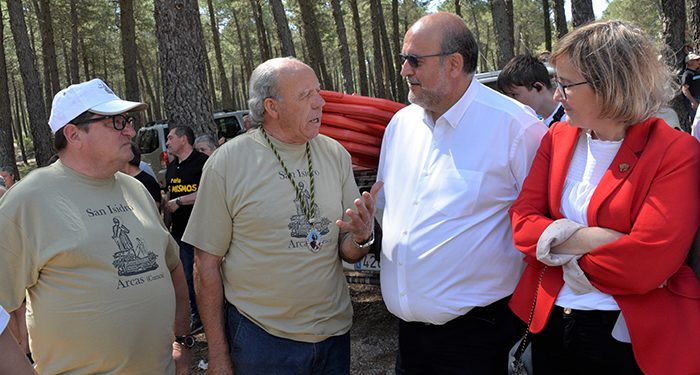 El Gobierno regional se compromete desde Arcas del Villar a la defensa de las tradiciones que marcan el estilo de vida de los pueblos de la región