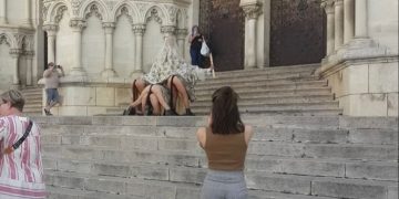 El Obispo de Cuenca pide a los fieles que recen el Santo Rosario como desagravio a la performance realizada delante de los templos y por la conversión de los autores
