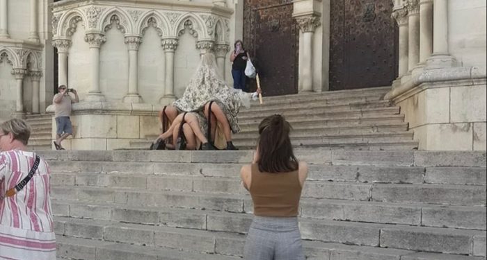 El Obispo de Cuenca pide a los fieles que recen el Santo Rosario como desagravio a la performance realizada delante de los templos y por la conversión de los autores