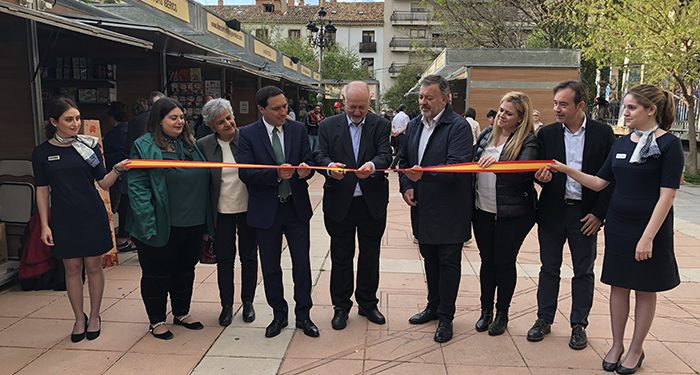 El pregonero de la Feria del Libro ‘Cuenca Lee’ 2022, Juan Eslava Galán, reivindica “sacar los libros a la calle” para animar a la lectura 1 El pregonero de la Feria del Libro ‘Cuenca Lee’ 2022, Juan Eslava Galán, reivindica “sacar los libros a la calle” para animar a la lectura