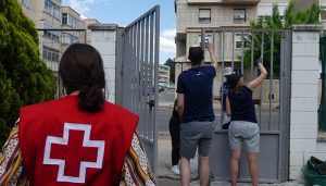 Empleados de Salesforce dedican horas de voluntariado a acondicionar uno de los alojamientos temporales que gestiona Cruz Roja Cuenca para familias ucranianas