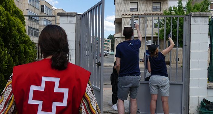 Empleados de Salesforce dedican horas de voluntariado a acondicionar uno de los alojamientos temporales que gestiona Cruz Roja Cuenca para familias ucranianas