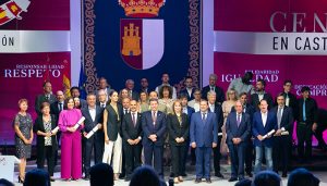 Eugenia Silva y Ángela Vallvey agradecen recibir la Medalla de Oro de Castilla-La Mancha, acreedoras del honor que supone este galardón